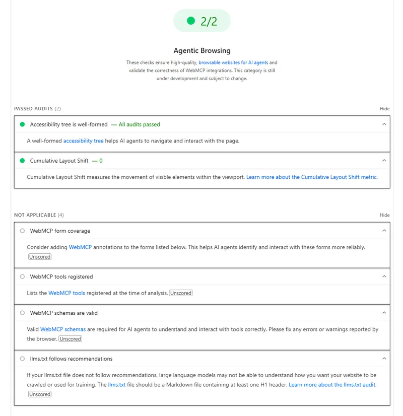 Zrzut ekranu wyniku audytu Agentic Browsing w Google PageSpeed Insights, wynik 2/2. Sekcja zaliczonych testów: dobrze zbudowane drzewo dostępności oraz zerowy wskaźnik Cumulative Layout Shift. Sekcja niedotyczących testów: pokrycie formularzy przez WebMCP, zarejestrowane narzędzia WebMCP, poprawność schematów WebMCP oraz zgodność pliku llms.txt z zaleceniami.